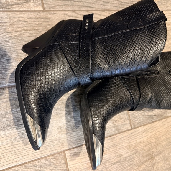 Shoes - Black Textured Pointed Toe Western Booties with Silver Toe Cap
